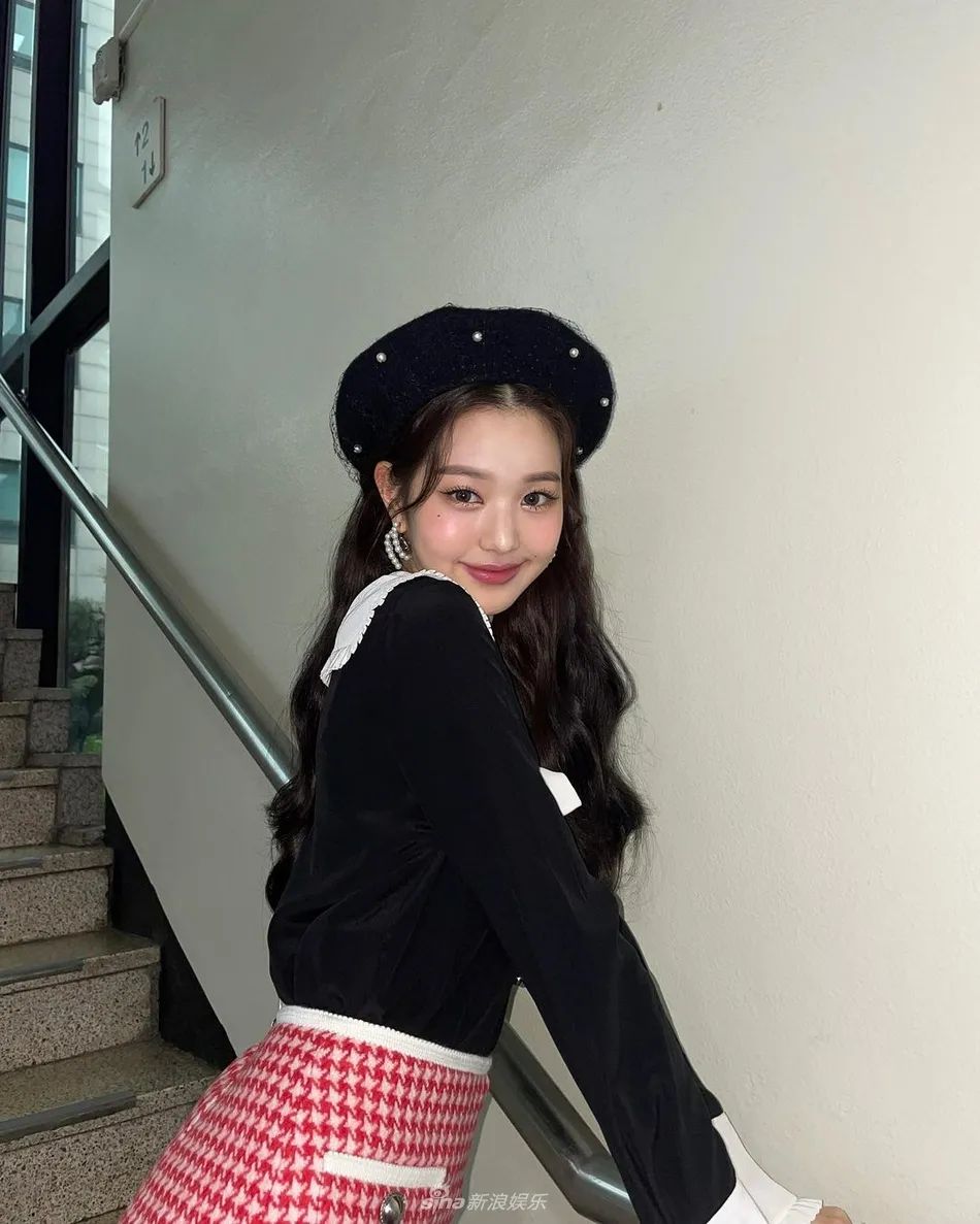 张元英晒照圆脸嘟唇超甜美魔鬼身材魅力不可小觑