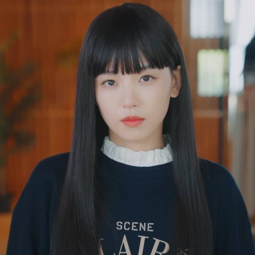 以厚实齐刘海出演"最美吸血鬼,姜汉娜新剧《吸血姐妹》中的造型令人