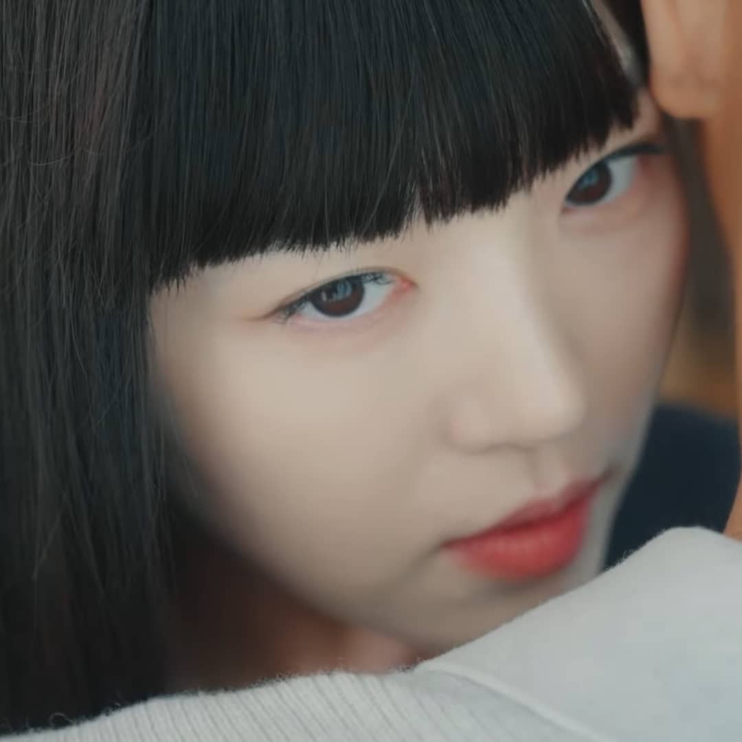 以厚实齐刘海出演"最美吸血鬼,姜汉娜新剧《吸血姐妹》中的造型令人