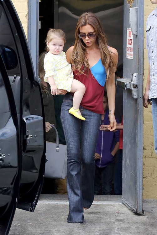 明星亲子时尚街拍 拿手袋不如抱娃