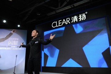 清扬《闪耀》MV直击都市人灵魂深处