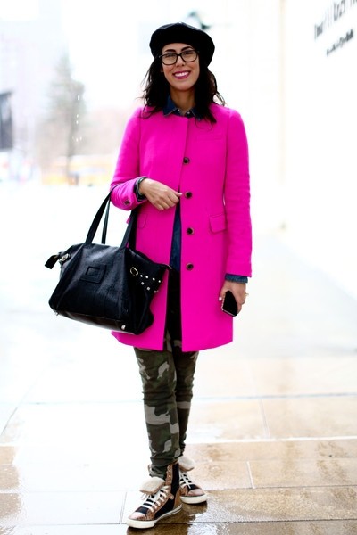 不管穿什么 配运动鞋方显时髦