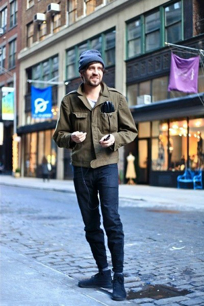 2014年3月型男街拍 简约装扮显时尚气质