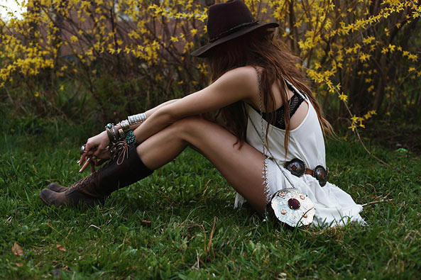 怎样用Free People穿搭出波希米亚性感风？让时尚部落客Charcoal Alley给你些灵感吧！