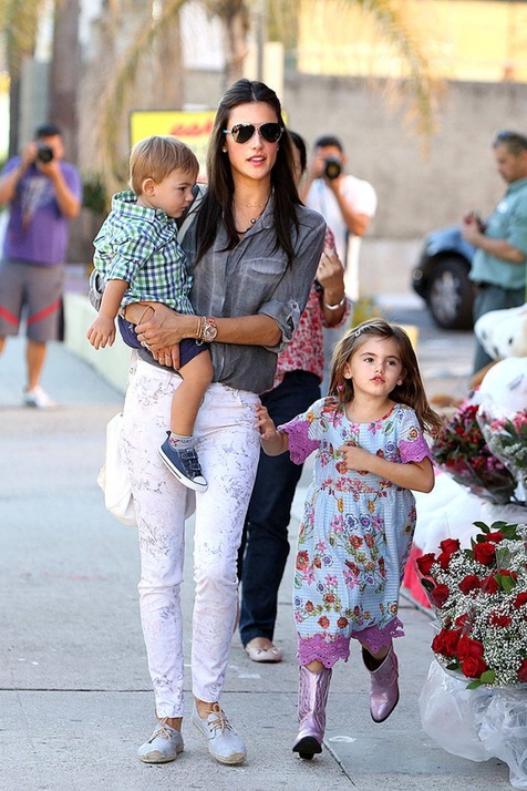 明星爱街拍 模特变母亲,不忘时尚风格大比拼