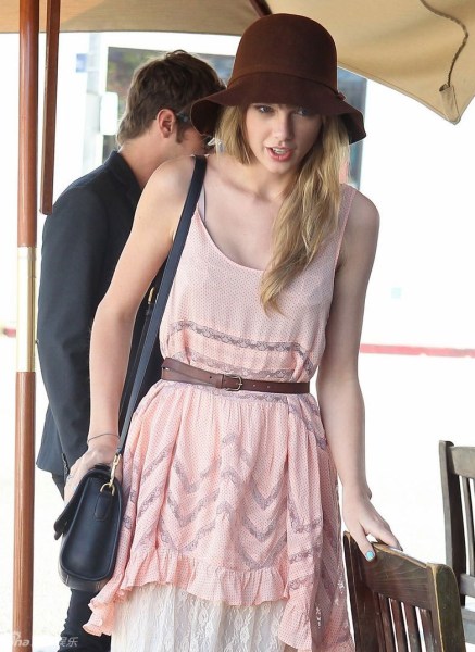 看乡村小天后泰勒私服街拍 太美丽