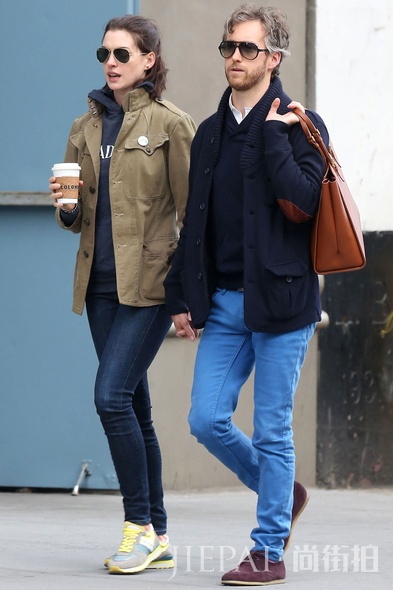 街拍那些帮女友提手袋的欧美男星们