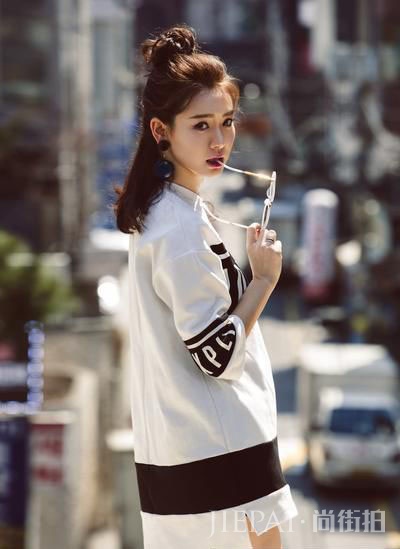 戚哥”变“软妹” 看戚薇街拍学春日元气少女搭