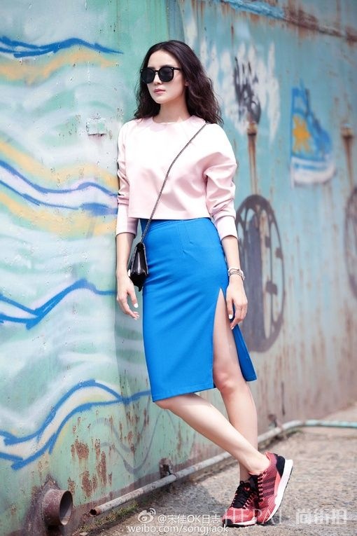 小宋佳街拍 肤白、貌美、长腿！