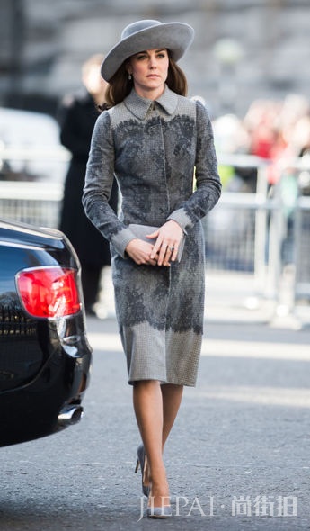 揭露皇室礼仪秘密:为何Kate Middleton总是拿着手提包?