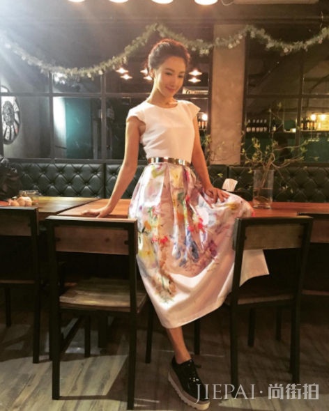 穿出女性妩媚!李施嬅工作和私下的时尚配搭