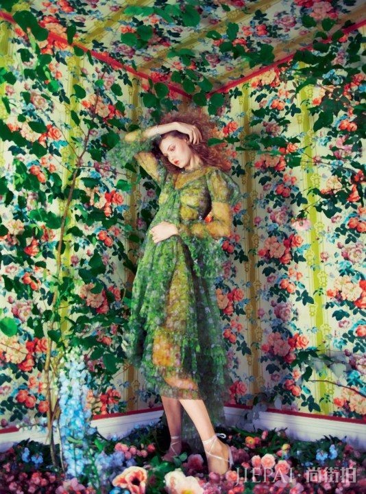 FASHION感受春天繁花盛开的神秘魔力:牙缝名模Lindsey Wixon担任《Harper’s Bazaar 》英国版5月号封面女郎