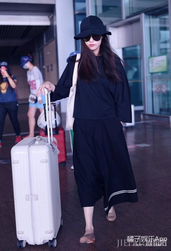 倪妮冷淡风机场街拍 简直就是街拍中的一股清流