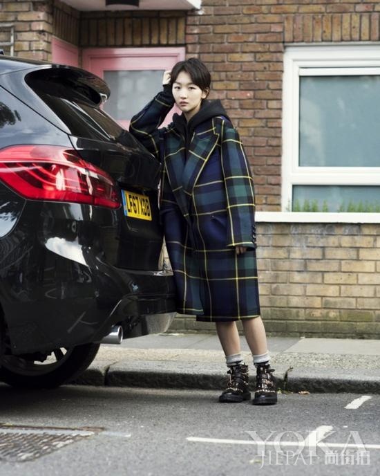 周冬雨街拍 像这样才是穿对袜子