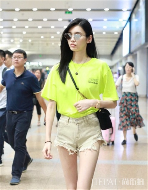 奚梦瑶一身穿搭45万,网友:穿出了45块的感觉