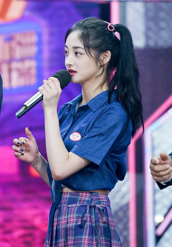 周洁琼的未修图曝光!裙子莫名其妙丢失了一块,没P的腿就这样?