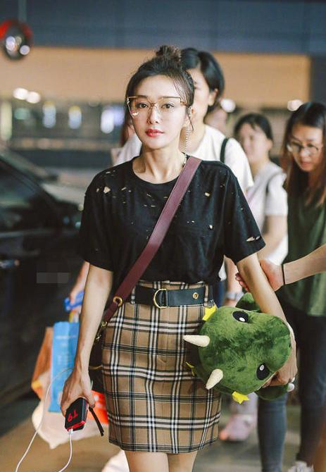 我们喜爱的秦岚又来了!最新的机场街拍把37岁的她捯饬成了高中生