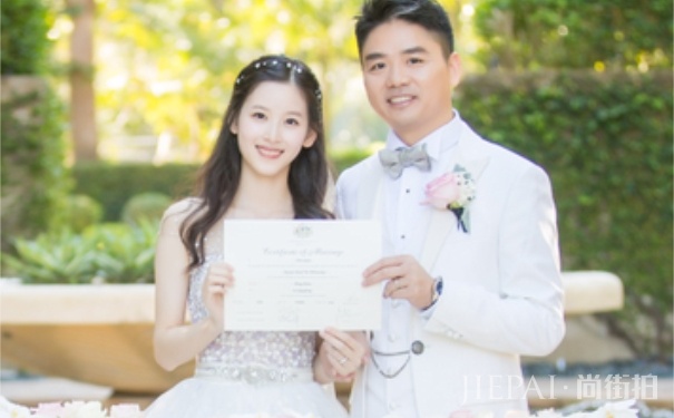 刘强东事件后疑章泽天首发声:一家人在一起便是圆满