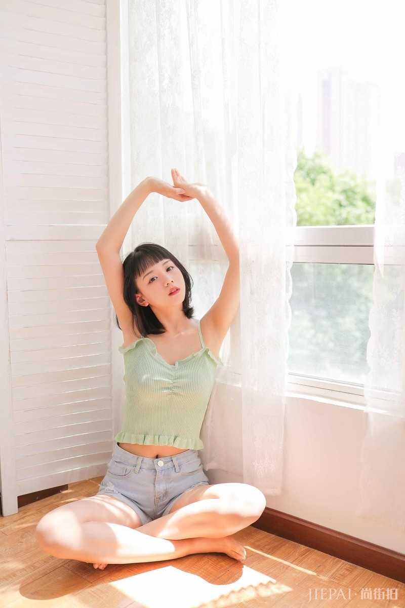 短发美女活力火辣 热裤美眉好身材写真