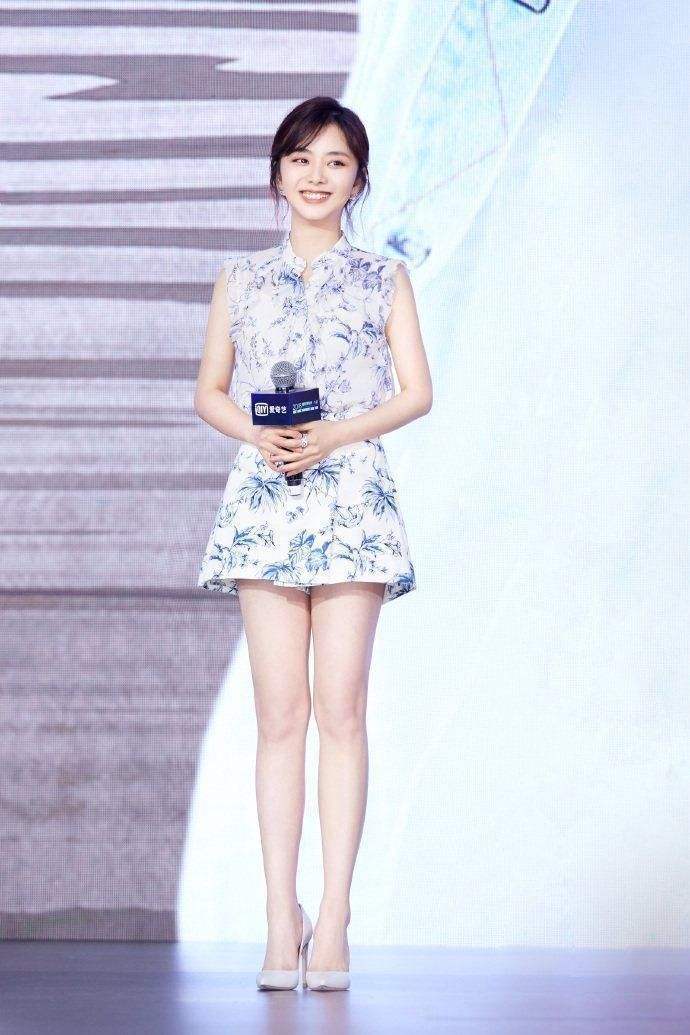 谭松韵把小白裙又穿出来格外好看