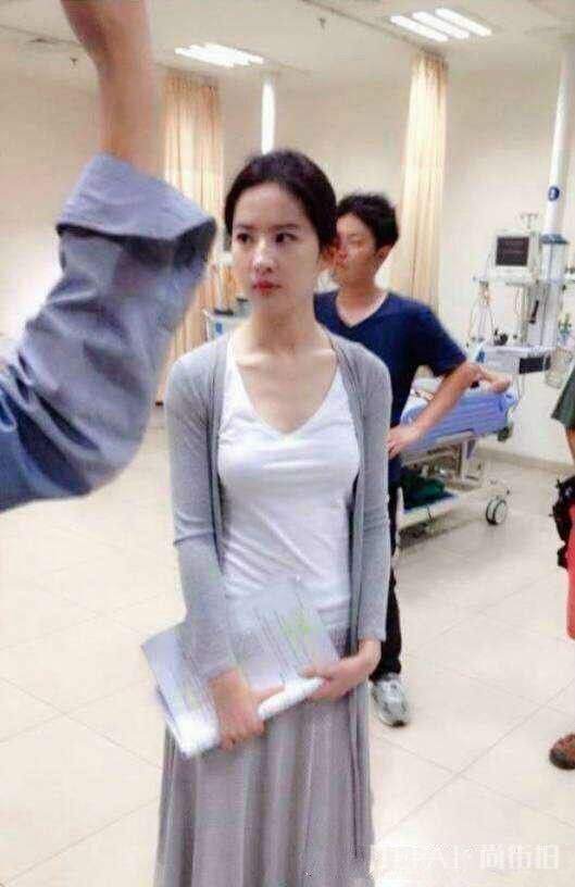 好久不见的刘亦菲 出来还是那样仙气十足