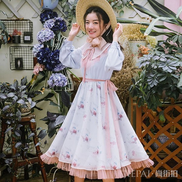 这些初秋保持少女感的搭配秘密,都藏在小裙子里