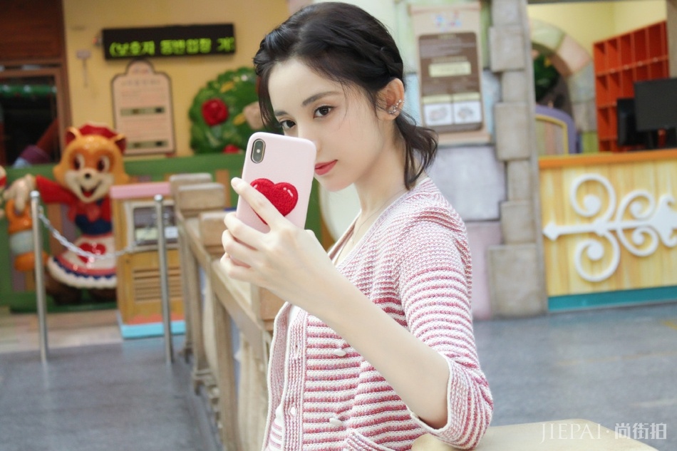 古力娜扎坐旋转木马侧颜精致
