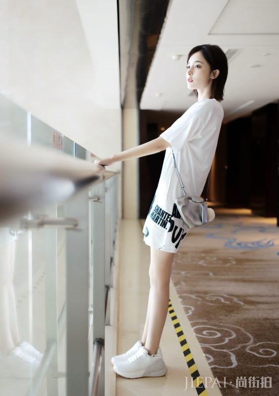 娜扎街拍 教你初秋女孩的活力装扮