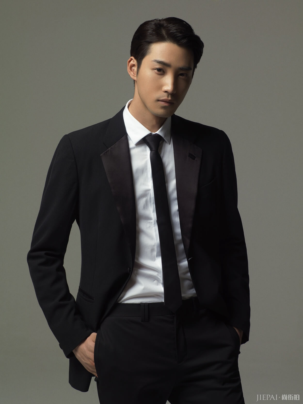 庞瀚辰商务大片上线 质感正装诠释"职男"style