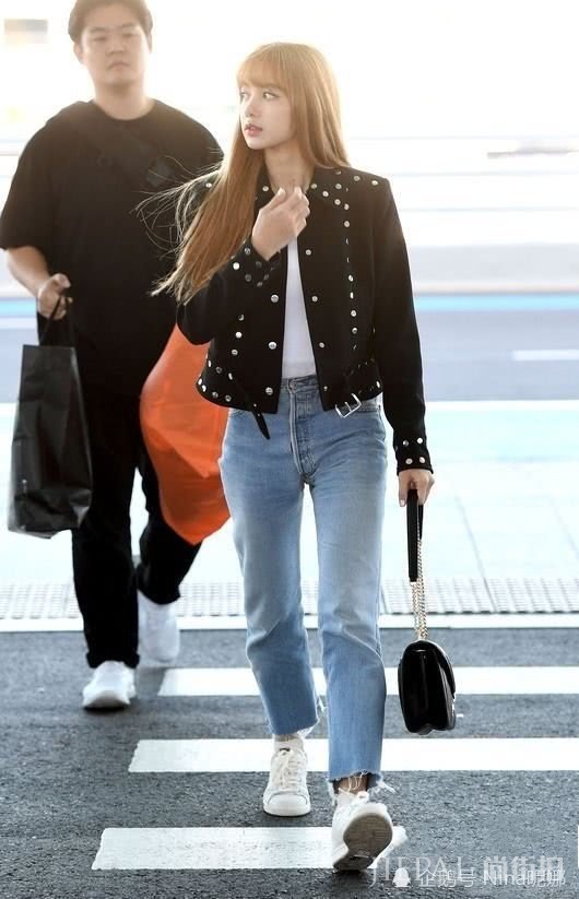 LISA真会穿衣,跳舞穿满大街的衬衫牛仔也能穿出18岁少女感