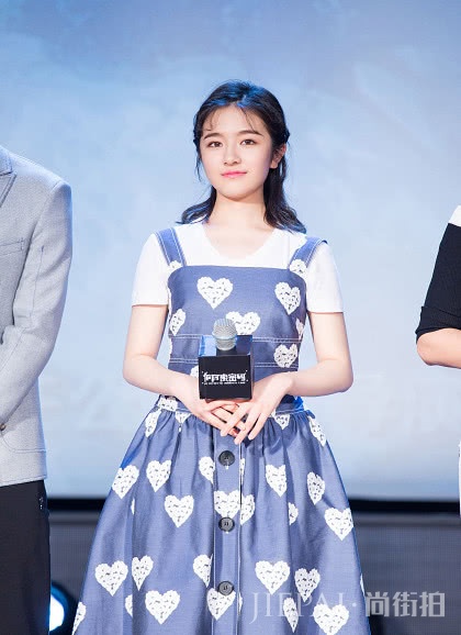 最美瞳孔李兰迪年纪轻轻就这样会穿衣服,怪不得会红