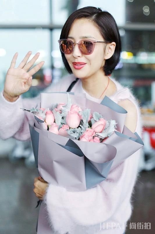 一件毛衣就让佟丽娅美成少女,这样的毛衣你喜爱吗?