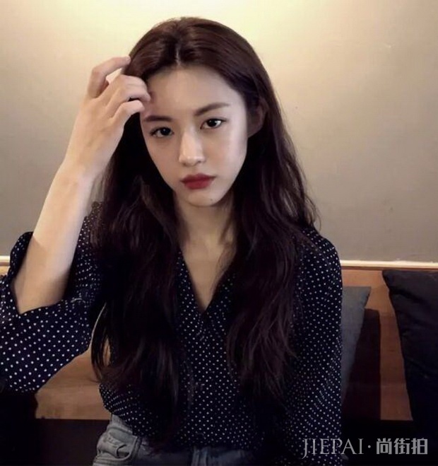 韩国模特高允真,高颜值无可挑剔