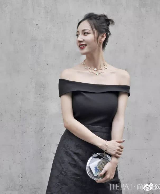 撞脸“张雨绮”的网红让思聪收心想结婚!乡村影楼女孩翻身的历史真精彩…