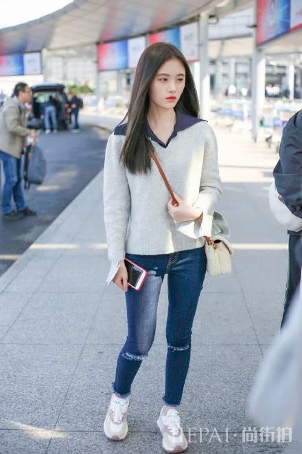 鞠婧祎人美身材好,简单针织衫都能穿得这么好看!