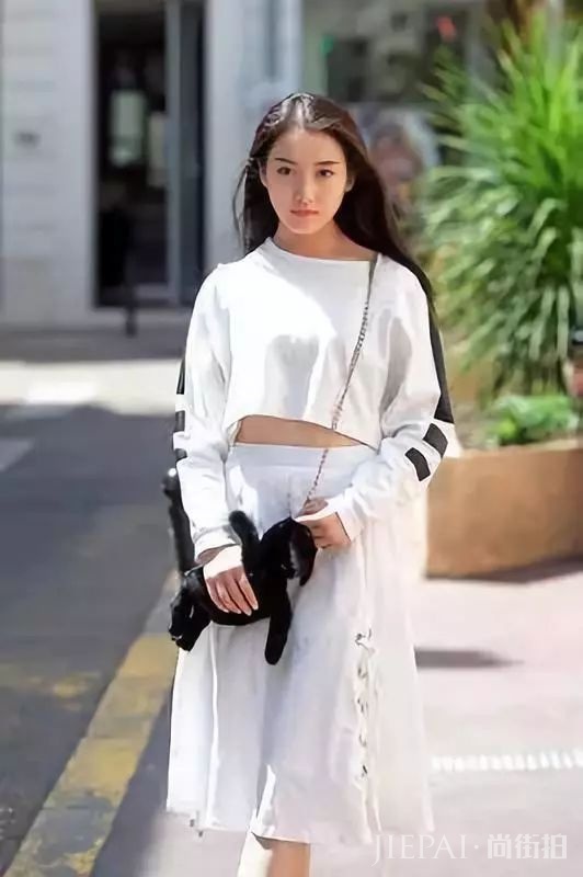 入冬后女人穿对这3种颜色的衣服,不仅显白,还很减龄~