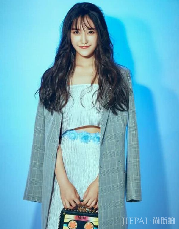 张子枫和蒋依依都是17岁,两人同穿裙子,你更喜欢谁?