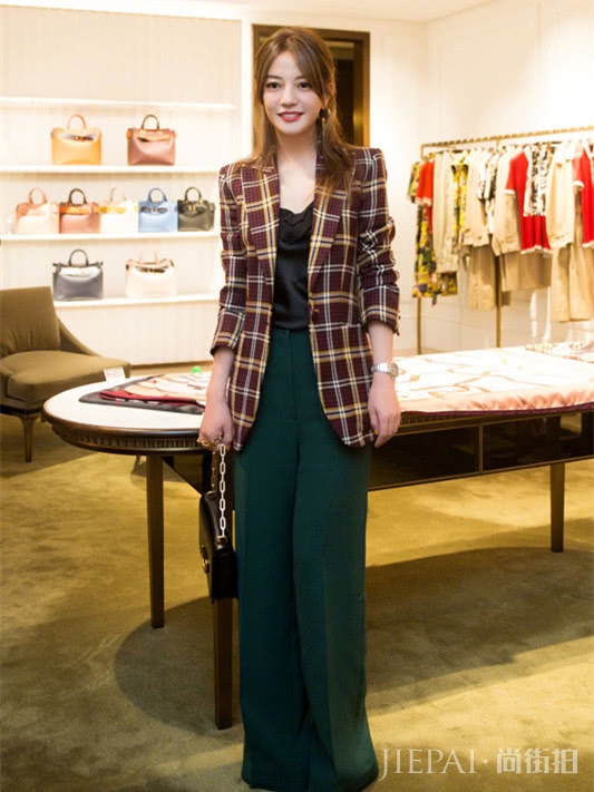 小燕子赵薇减肥成功，重返18岁，越来越会穿衣打扮了