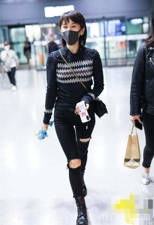 王子文这腿可以出道了，美腿瘦到合不拢，破洞黑裤搭针织衫简直美呆了