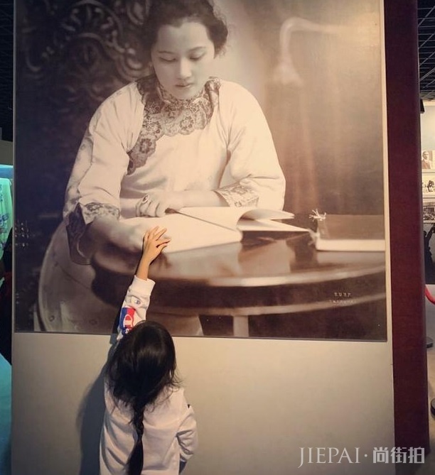 又拿甜馨出来晒?李小璐被吐槽:别害了孩子!