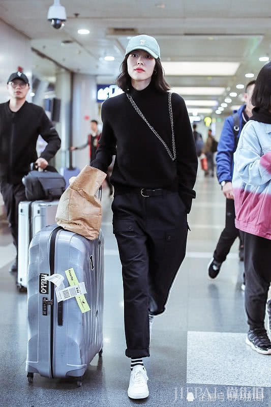 “大表姐”刘雯身材太好，一身黑色打扮冷酷又气质十足