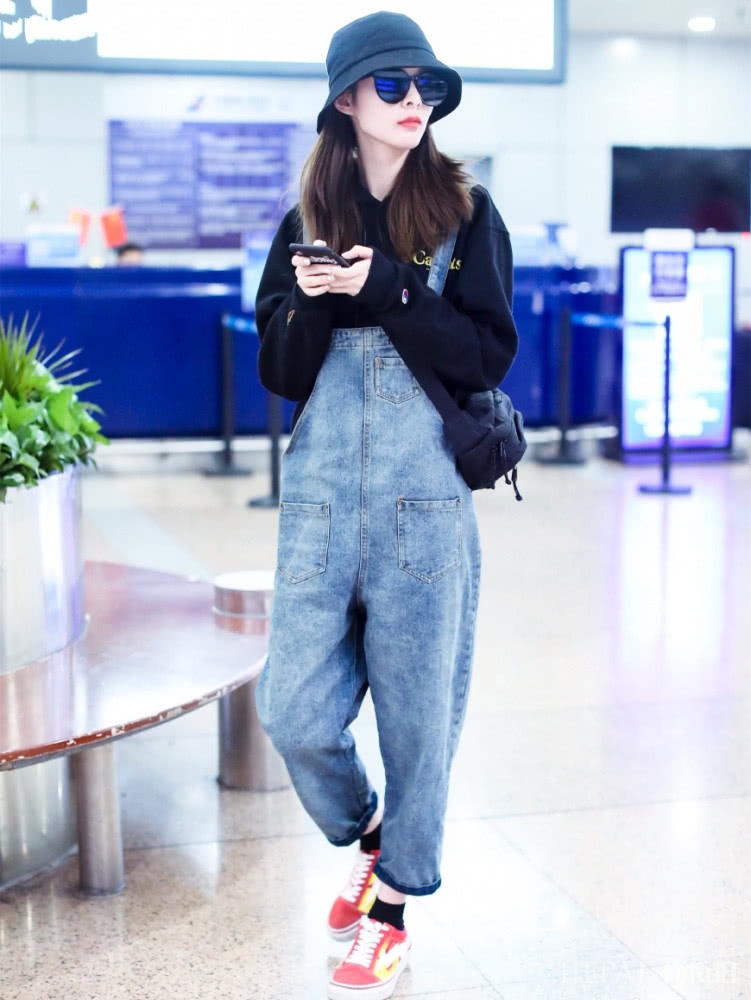 背带裤才是减龄神器,傅菁穿上它简直就是个小可爱!