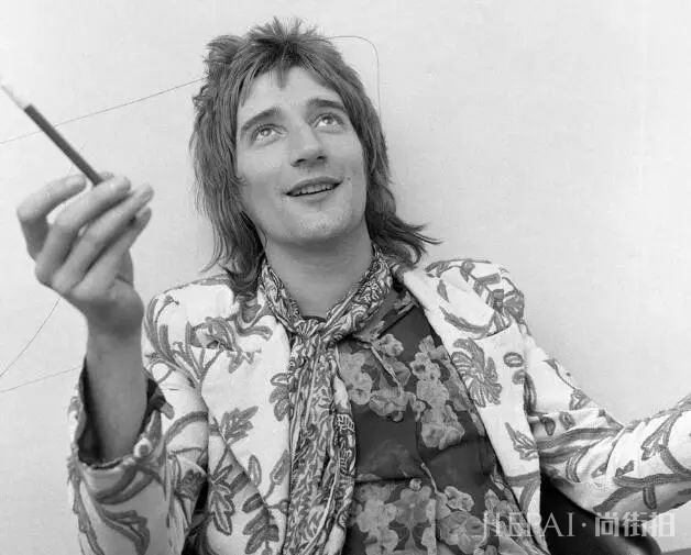 摇滚歌手rod stewart也留过这个在当时非常火的发型啦