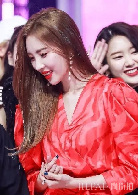 “韩国腿精”李宣美喜提一位，比起舞姿，她的心机发型更令人着迷！