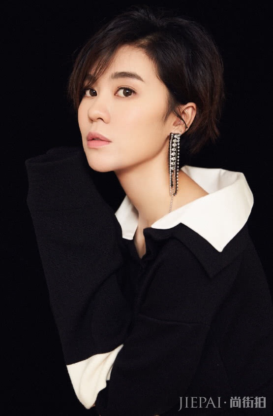郁可唯的衣服经历了什么?上衣和裙子都被剪开口子,意外很时尚!