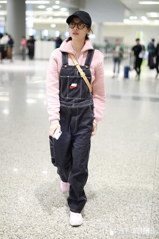 25岁钟楚曦穿背带裤素颜现身机场，变身女版“萧敬腾”