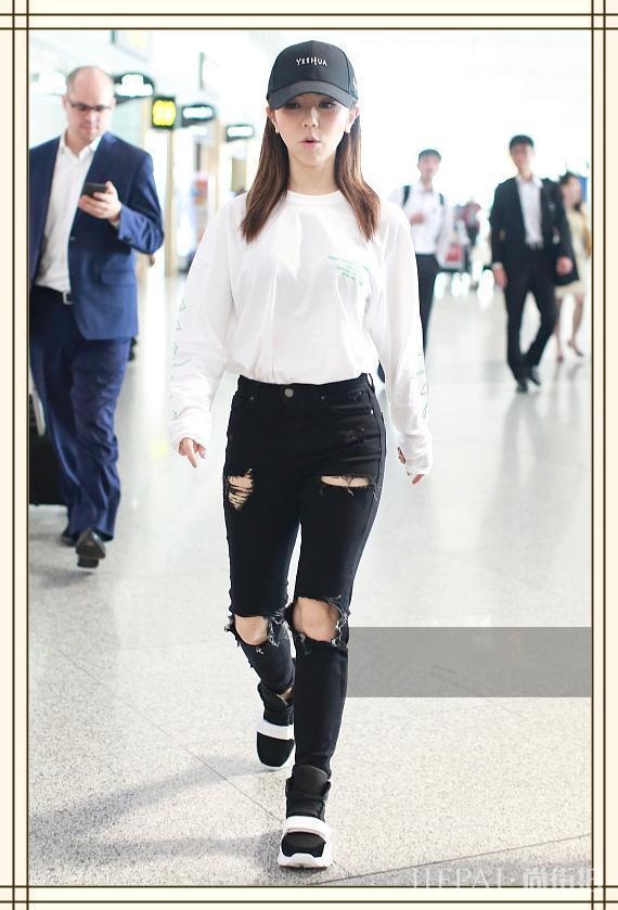 邓紫棋瘦成瓜子脸了?可牛仔裤像被大腿撑破一样,网友:都是假象