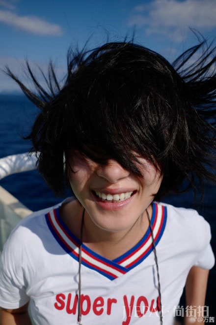 万茜晒照咧嘴大笑头发飞扬 称假期结束后想它