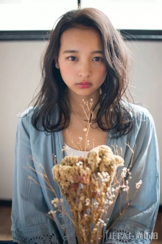 今年秋冬流行什么女生发型 换季了是时候换发型了