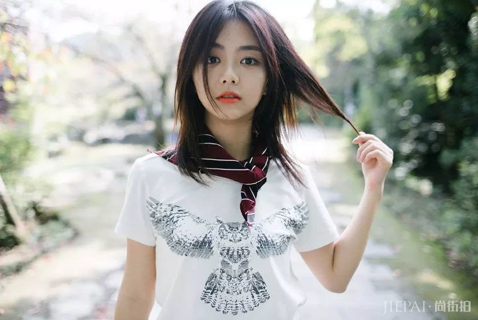 谭松韵越来越会打扮了,巨型“蝴蝶结”连衣裙美若天仙